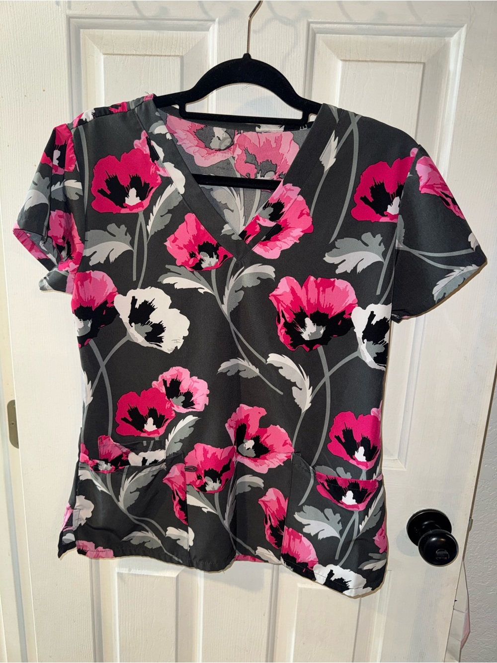 GT Performance Scrub Top in Gray with Pink Blooms